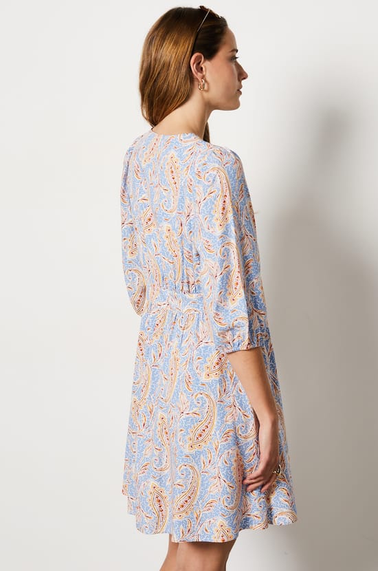 Short dress with a pattern and 3/4 sleeves;${refinementColor}