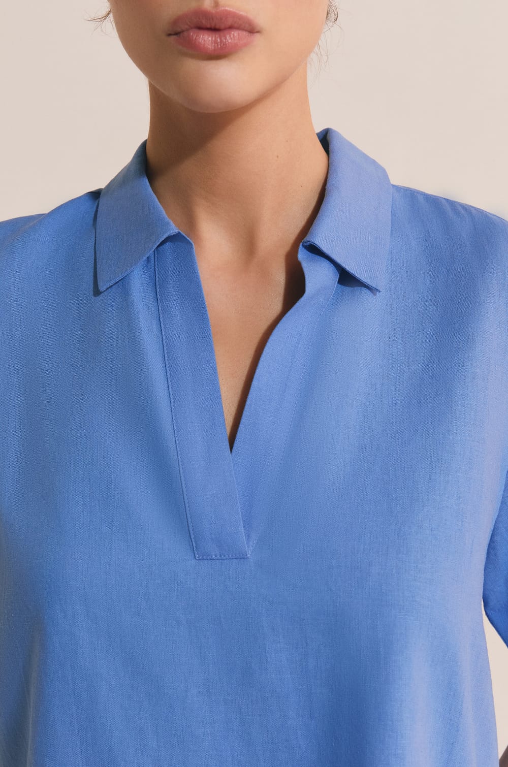 Blouse &agrave; manches courtes avec lin;${refinementColor}