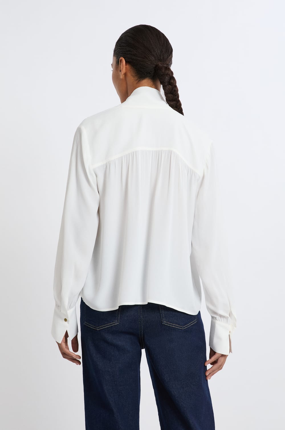 Camisa con cuello corbata;${refinementColor}