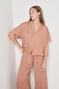 Chemise manches courtes satinée;${refinementColor}