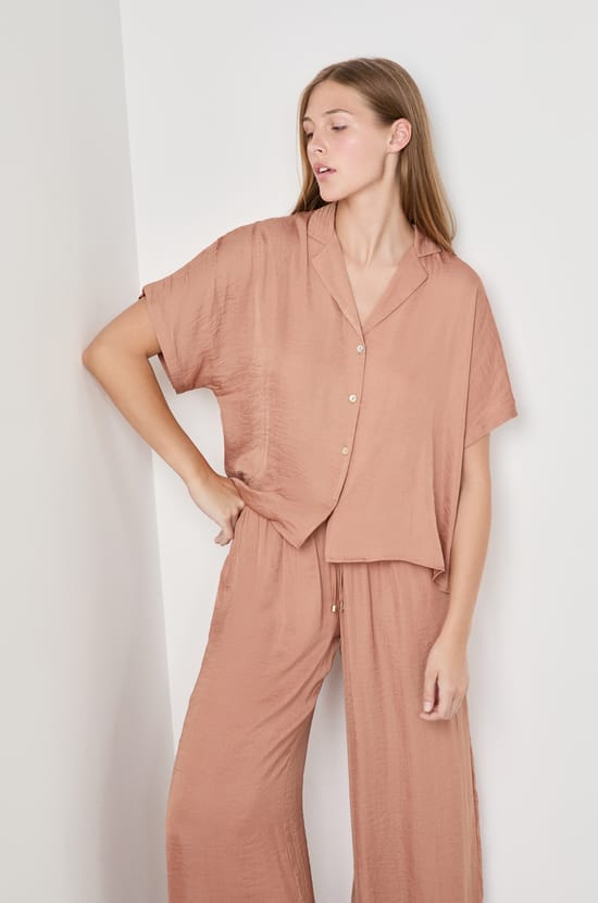 Chemise manches courtes satinée;${refinementColor}