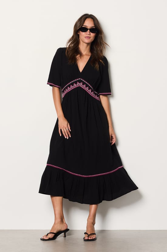 Robe longue manches courtes brodée;${refinementColor}