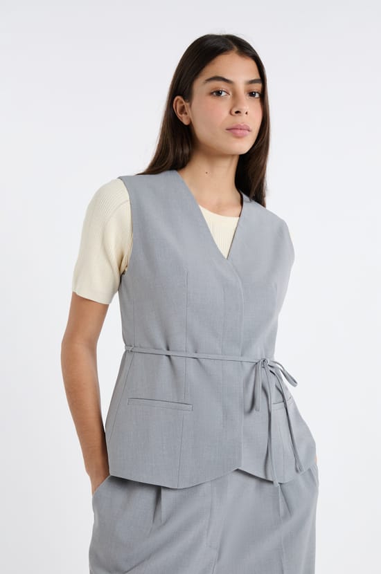 Gilet sans manches &agrave; nouer;${refinementColor}