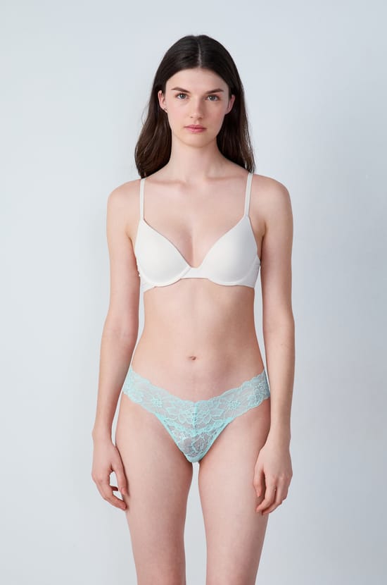 Tanga en dentelle;${refinementColor}