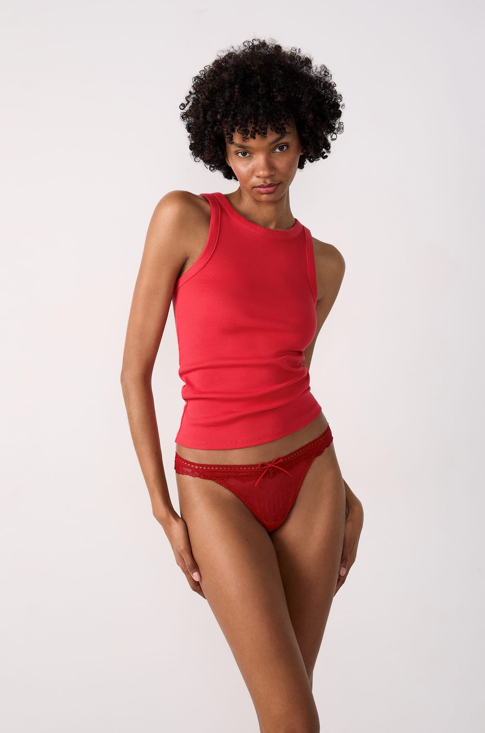 String ficelle en tulle et dentelle;${refinementColor}