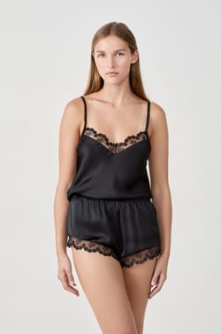 Short satiné détails dentelle;${refinementColor}