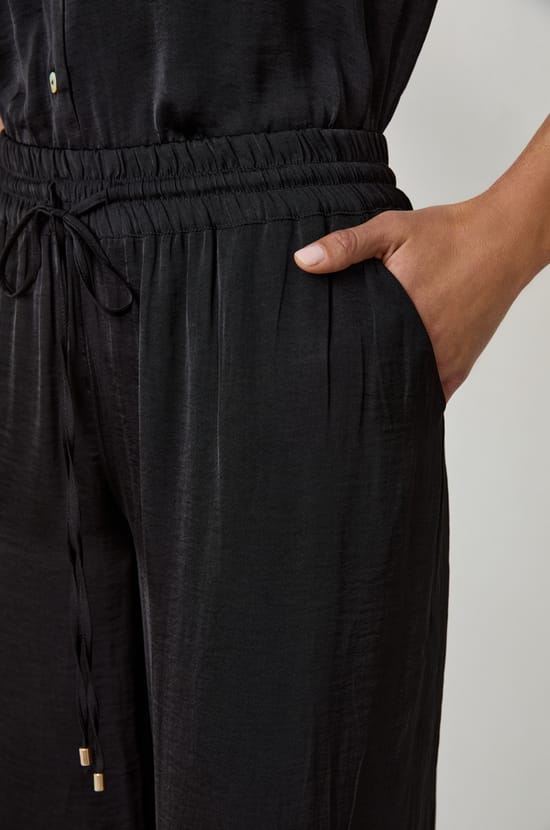 Pantalon satin&eacute; coupe large;${refinementColor}