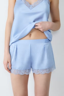 Pantalones cortos de pijama satinados con detalles de encaje;${refinementColor}