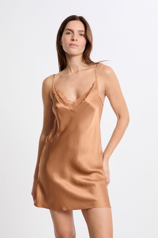 Nuisette en soie détails dentelle;${refinementColor}