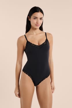 Body z mikrofibry i koronki;${refinementColor}