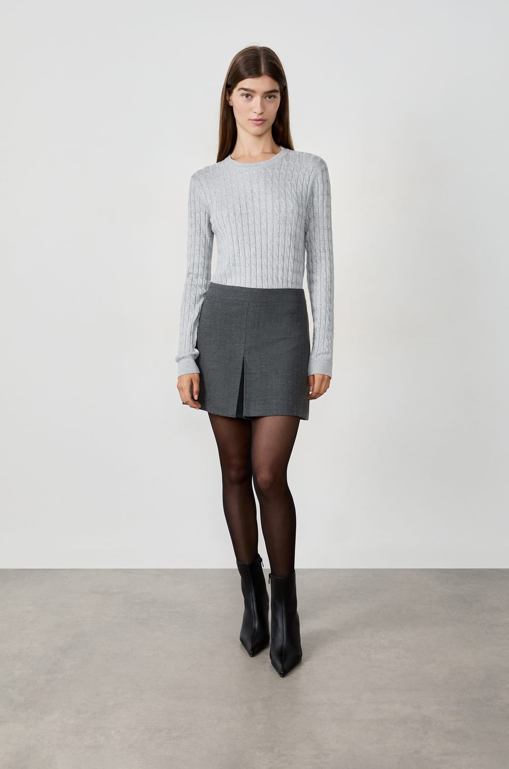 Round neck sweater;${refinementColor}