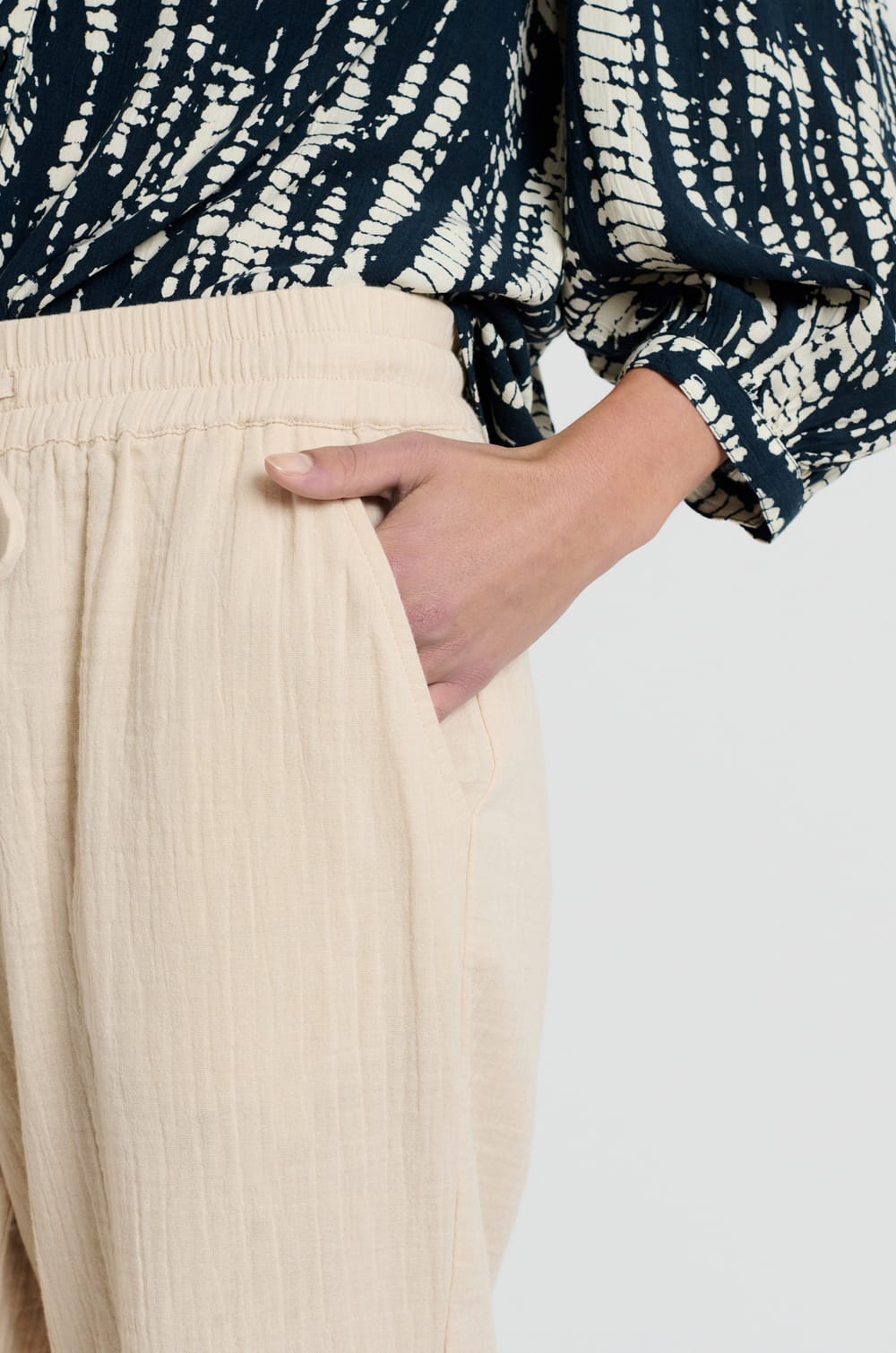 Pantalon fluide en gaze de coton;${refinementColor}