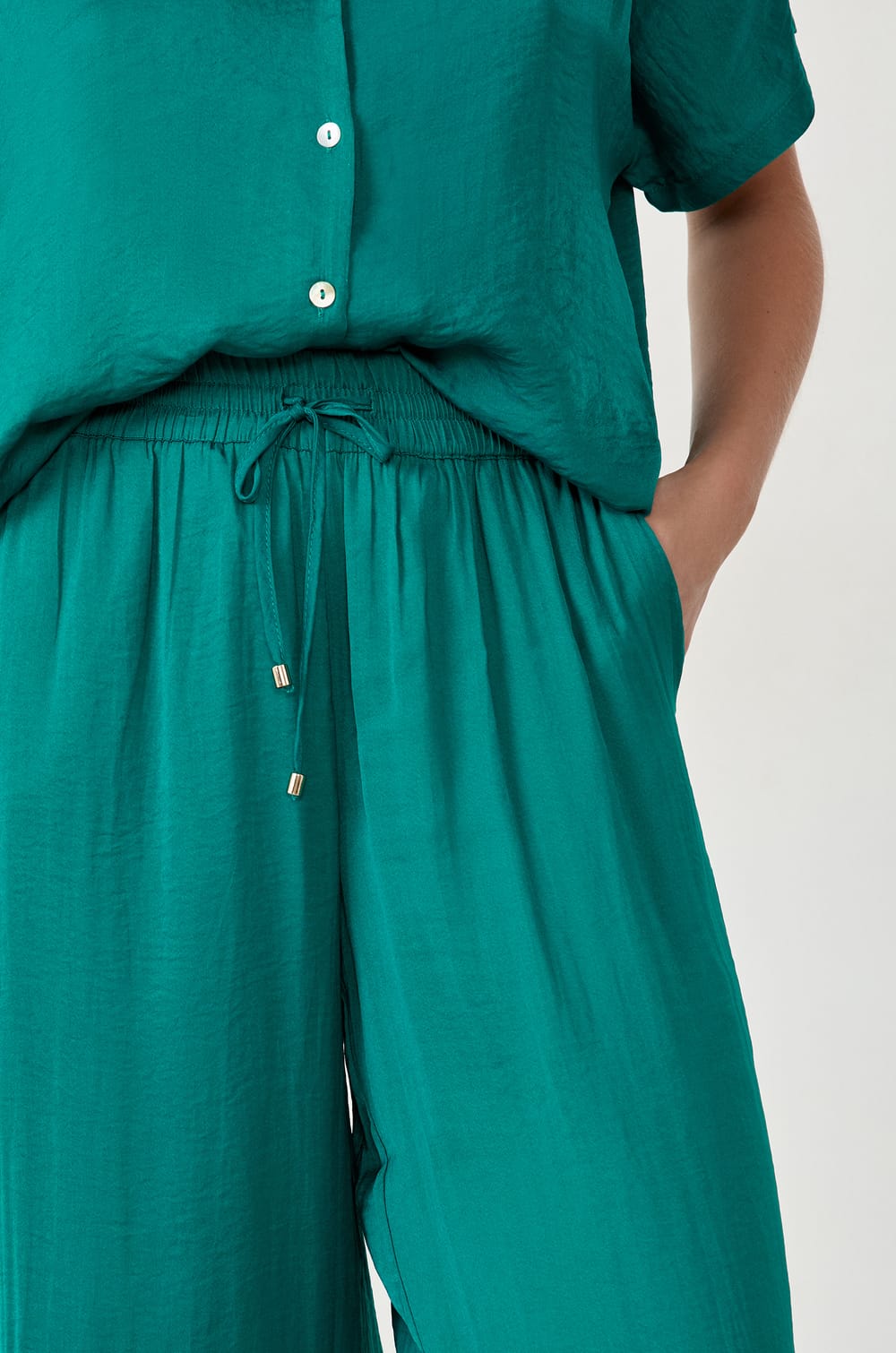 Satijnen broek met wijde pijpen;${refinementColor}
