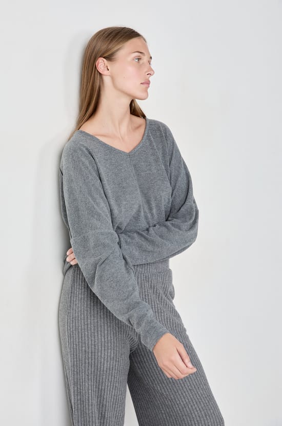 Su&eacute;ter cuello en V;${refinementColor}