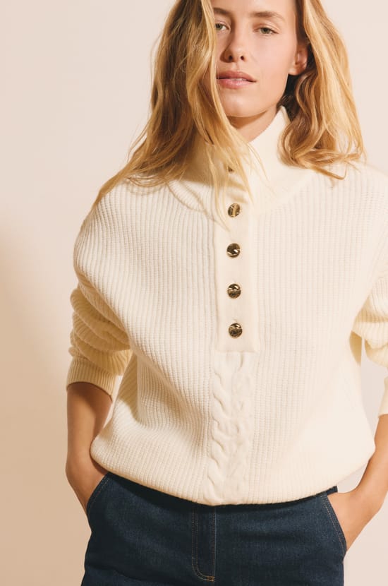 Pull manches longues avec d&eacute;tail bouton dor&eacute;;${refinementColor}