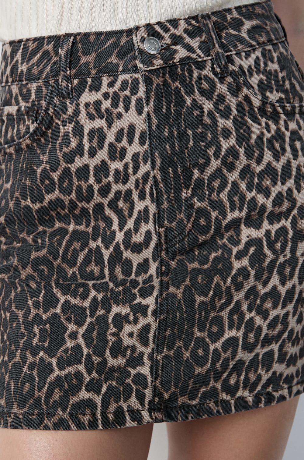 Falda corta con estampado de leopardo;${refinementColor}