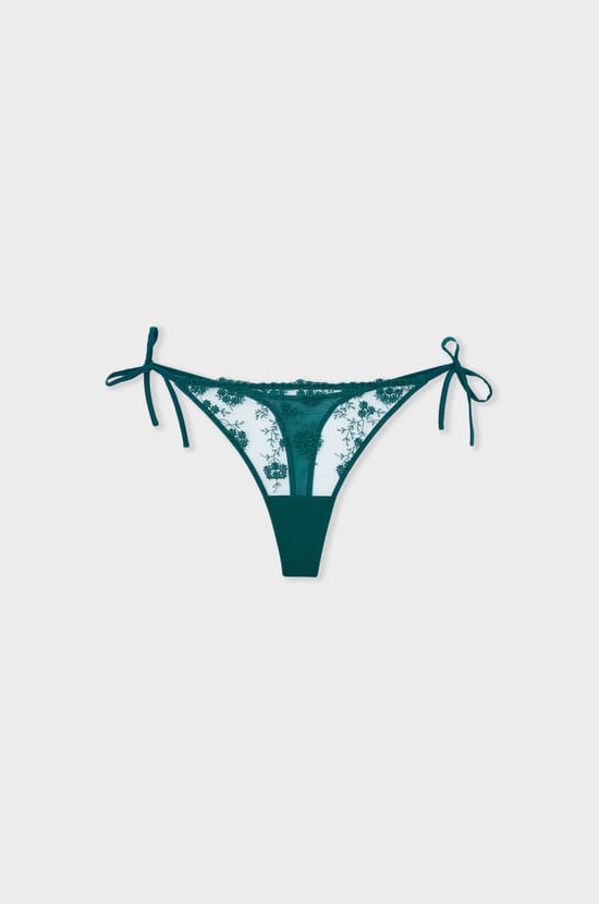 String avec noeuds details brodés;${refinementColor}