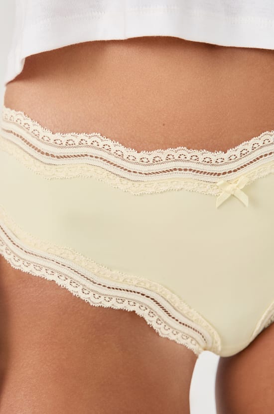 Shorty bords dentelle en microfibre;${refinementColor}