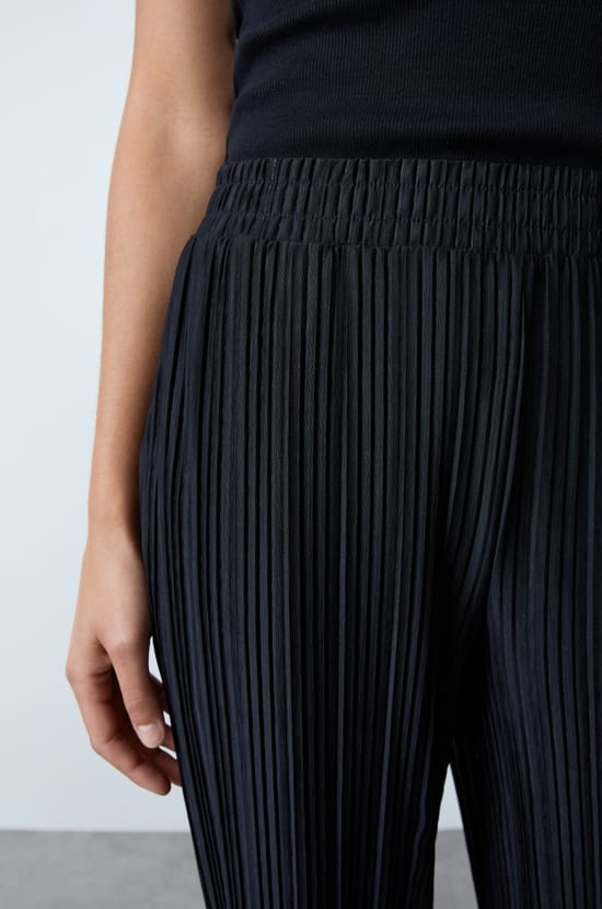 Pantalon fluide plissé;${refinementColor}