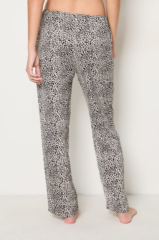 Pantalon de pyjama satiné léopard;${refinementColor}