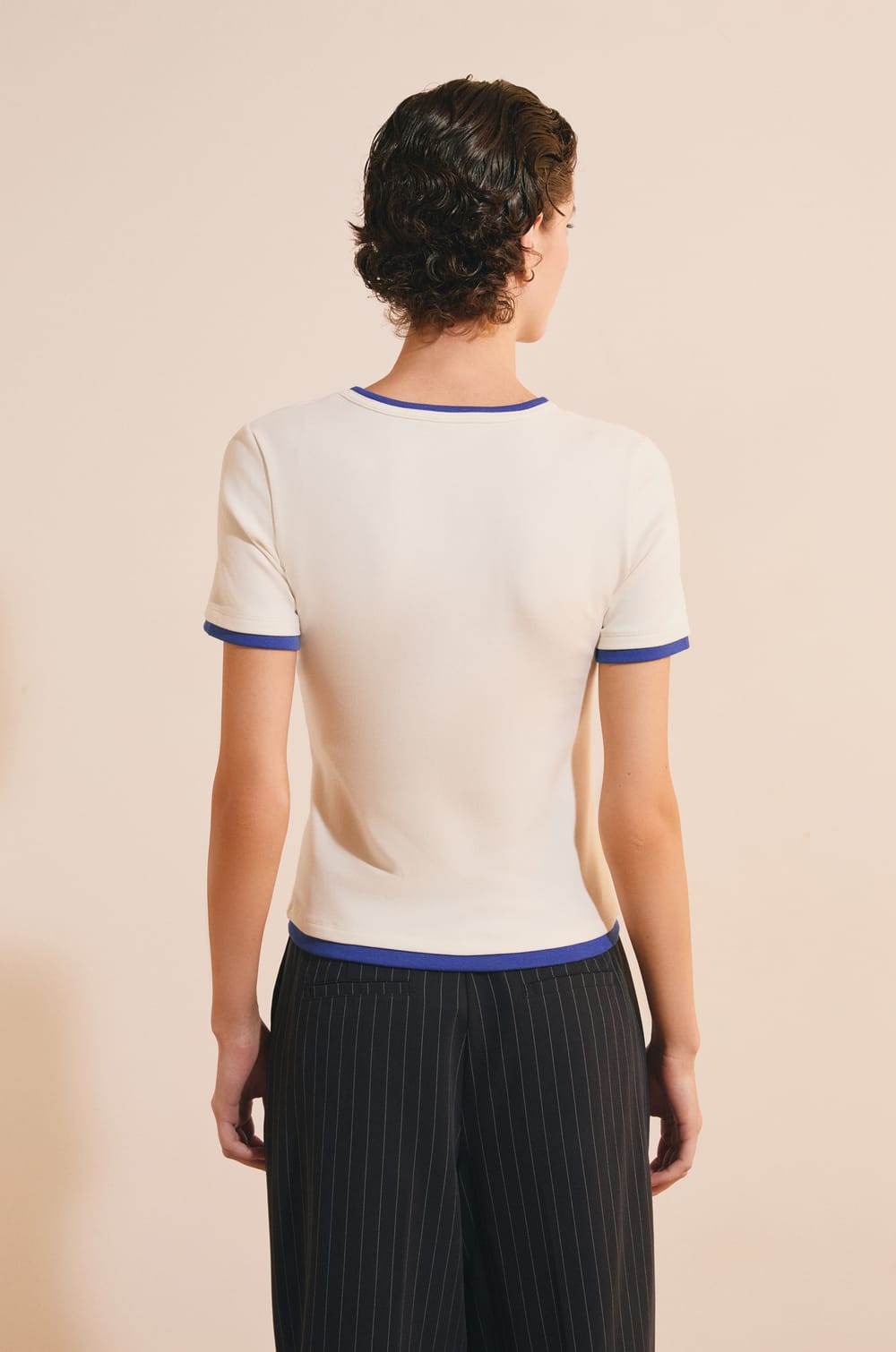 T-shirt &agrave; manches courtes col V en coton;${refinementColor}