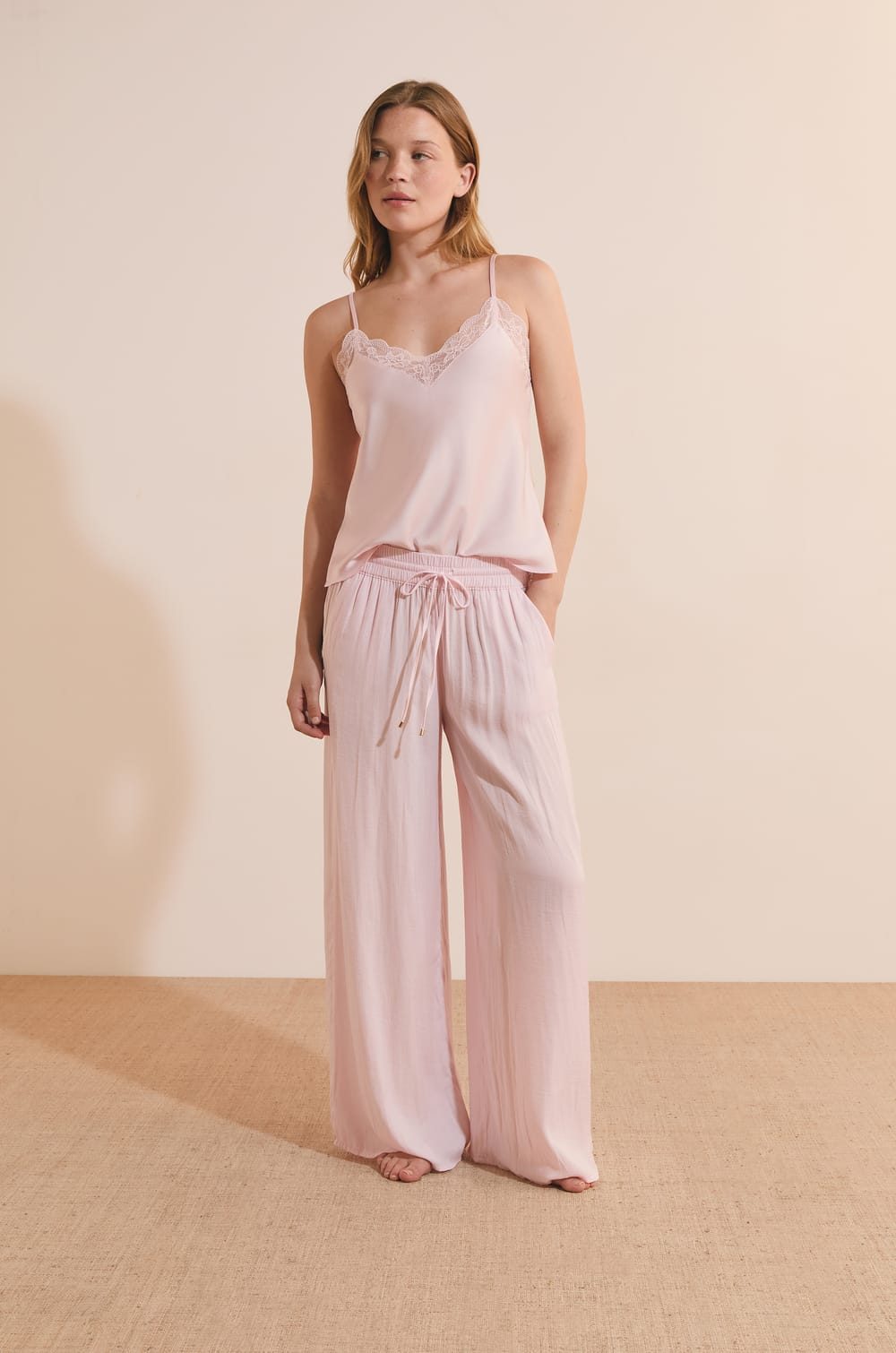 Pantalon satin&eacute; coupe large;${refinementColor}