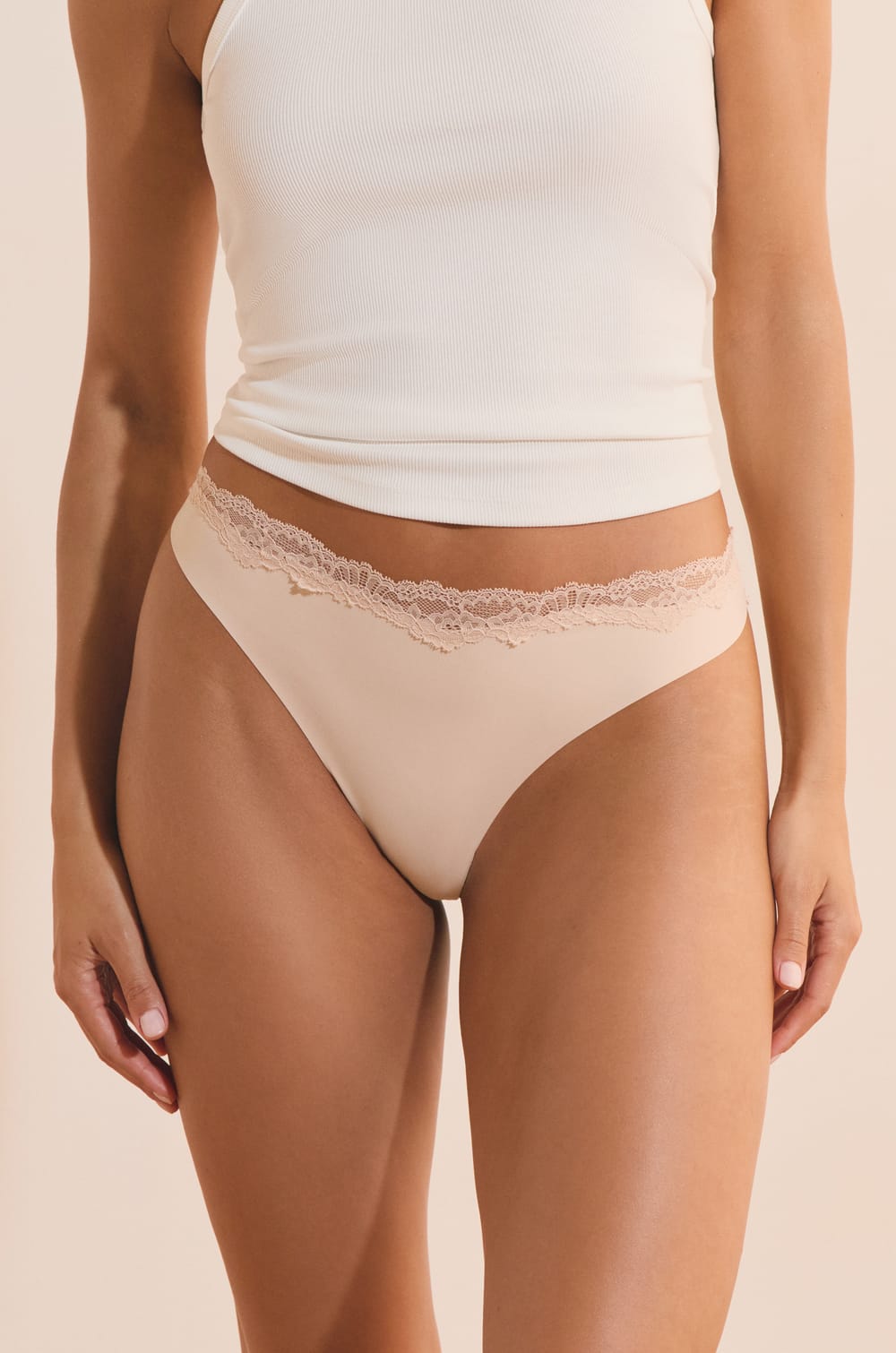 Tanga de microfibra con detalles de encaje;${refinementColor}