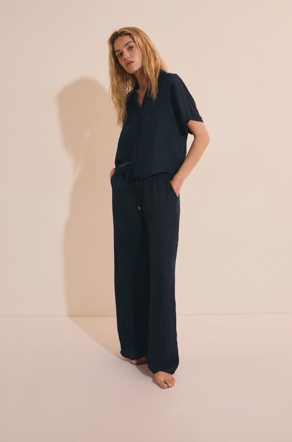 Pantalon satin&eacute; coupe large;${refinementColor}