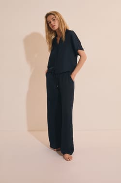 Pantalon satin&eacute; coupe large;${refinementColor}