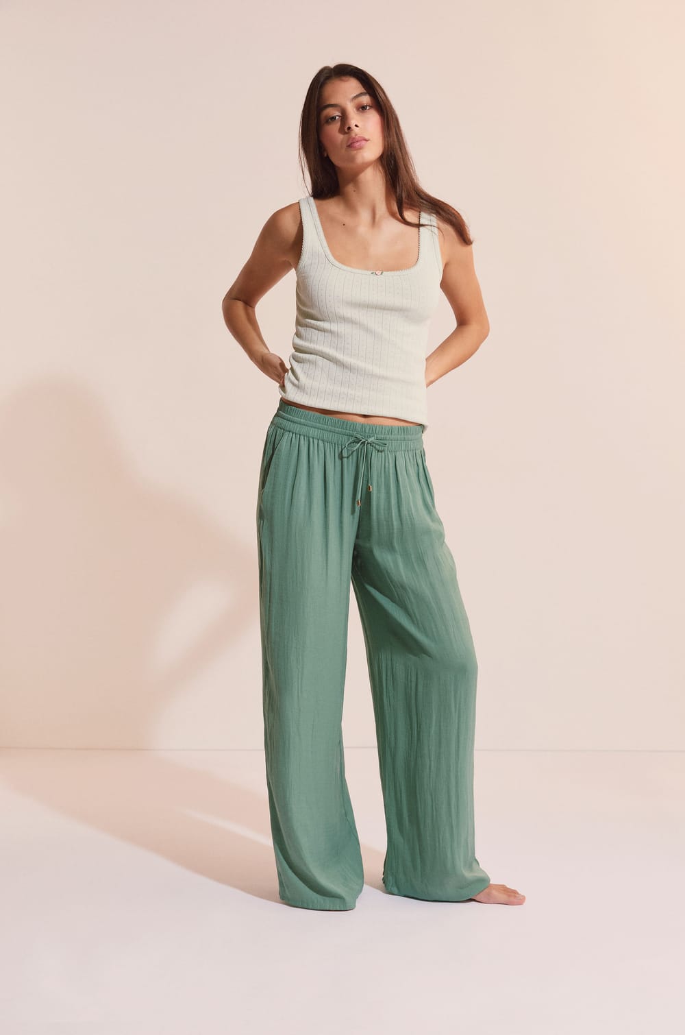Pantalon de pyjama satin&eacute; coupe large;${refinementColor}