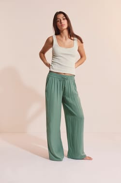 Pantalon de pyjama satin&eacute; coupe large;${refinementColor}