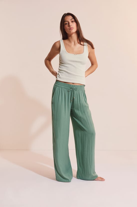Pantalon de pyjama satin&eacute; coupe large;${refinementColor}