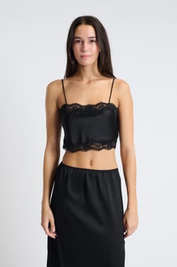 Top court satiné détails dentelle;${refinementColor}