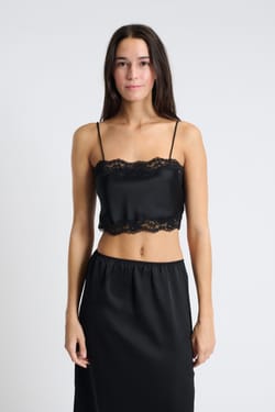 Top court satiné détails dentelle;${refinementColor}