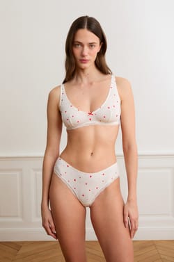 Panty brasile&ntilde;a de punto calado con estampado de corazones;${refinementColor}