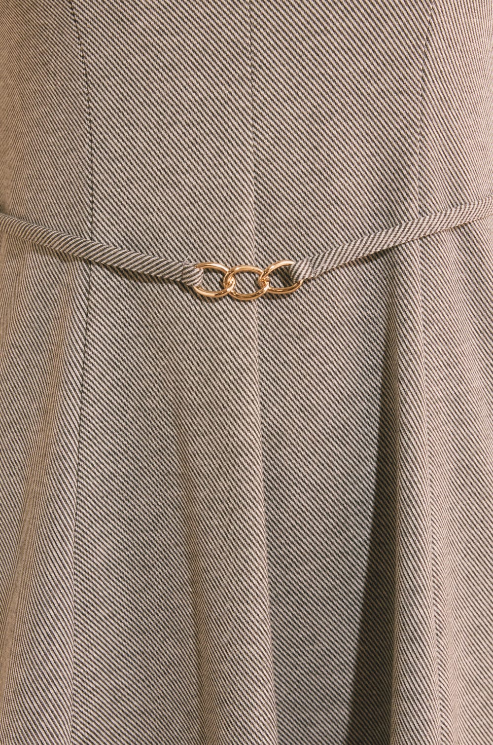 Robe courte avec d&eacute;tail dor&eacute; en coton;${refinementColor}