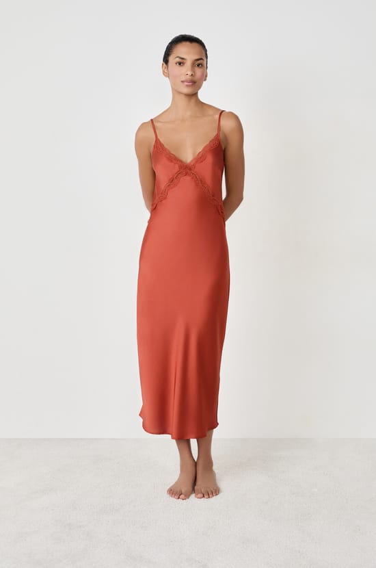 Nuisette longue satinée détails dentelle;${refinementColor}
