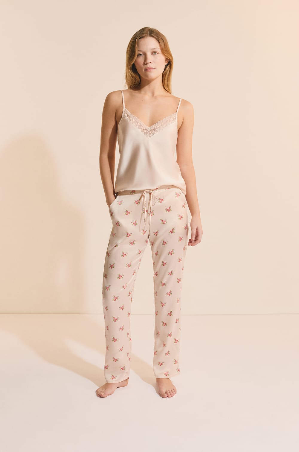 Ensemble de pyjama 3 pi&egrave;ces satin&eacute; &agrave; motifs fleuris;${refinementColor}