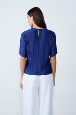 Short-sleeved pleated top;${refinementColor}