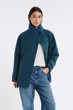 Jas met schoorsteenkraag met wol;${refinementColor}