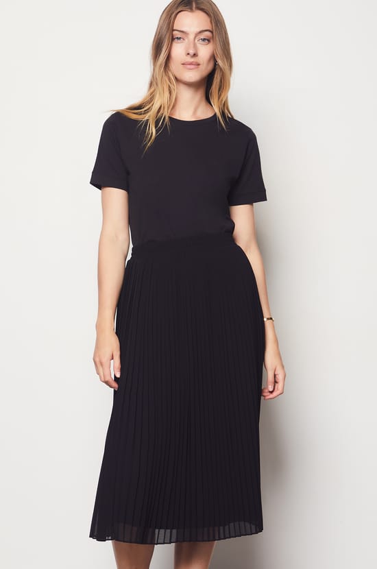 Long pleated skirt;${refinementColor}