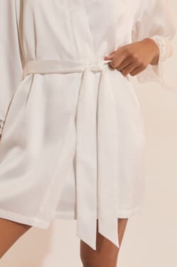 D&eacute;shabill&eacute; de pyjama satin&eacute; avec d&eacute;tail en dentelle;${refinementColor}