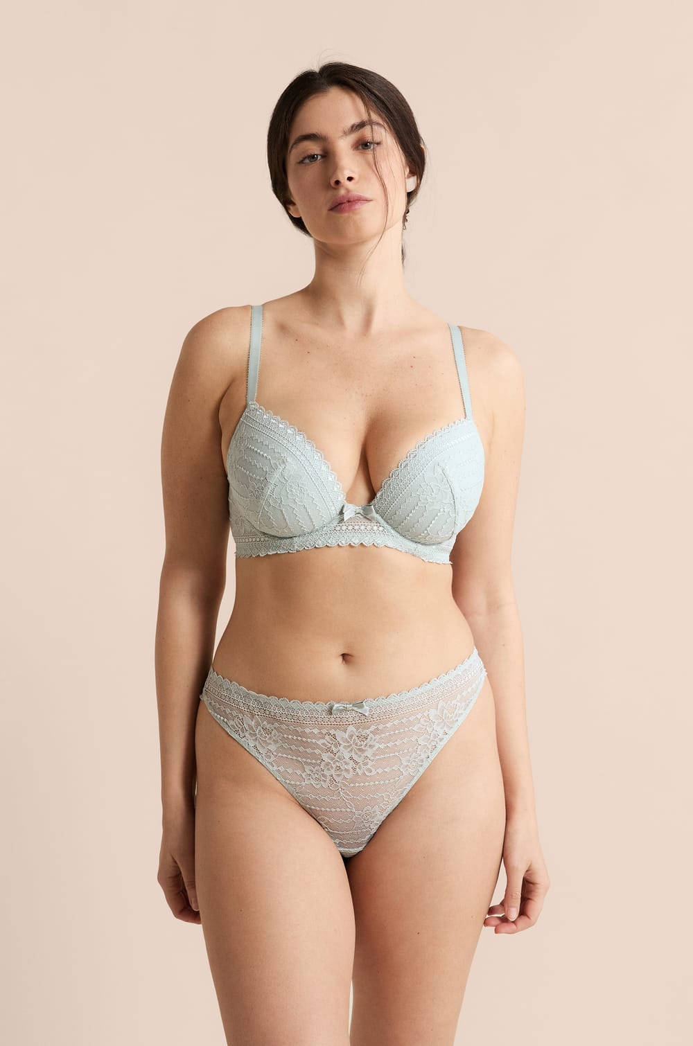 Biustonosz nr 5 - Lekkie wypełnienie z głębokim dekoltem;${refinementColor}