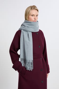 Scarf with fringes;${refinementColor}