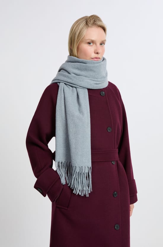 Scarf with fringes;${refinementColor}