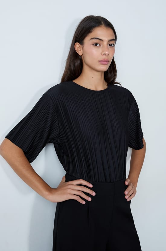 Top pliss&eacute; &agrave; manches courtes;${refinementColor}