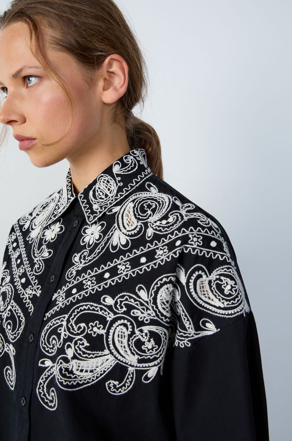 Long-sleeved embroidered shirt;${refinementColor}