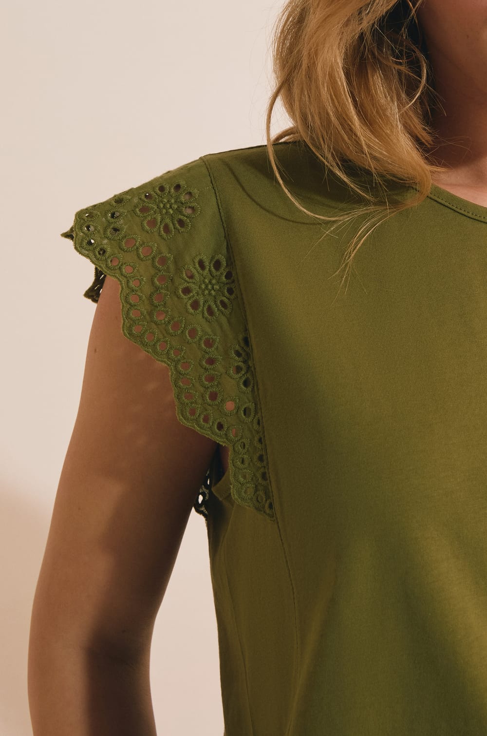 Camiseta de algod&oacute;n con detalles bordados;${refinementColor}