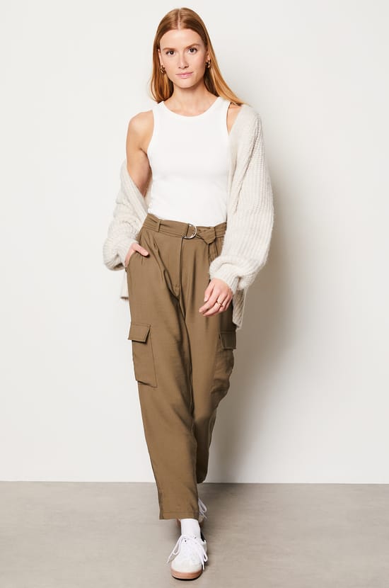 Pantalon lisse coupe cargo;${refinementColor}