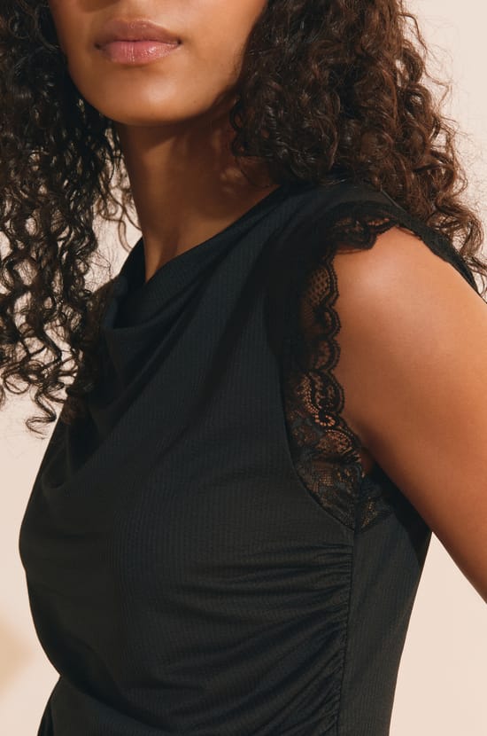T-shirt sans manches pliss&eacute; avec d&eacute;tails dentelle;${refinementColor}